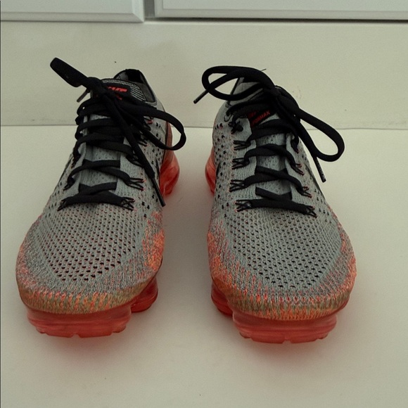EUC Nike Air Women’s VaporMax Flyknit Wolf Grey Bright Crimson 7 Sneakers Shoes - Picture 3 of 9